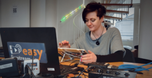 Unsere neue Tontechnikerin Anna bei einem Livestream Testaufbau